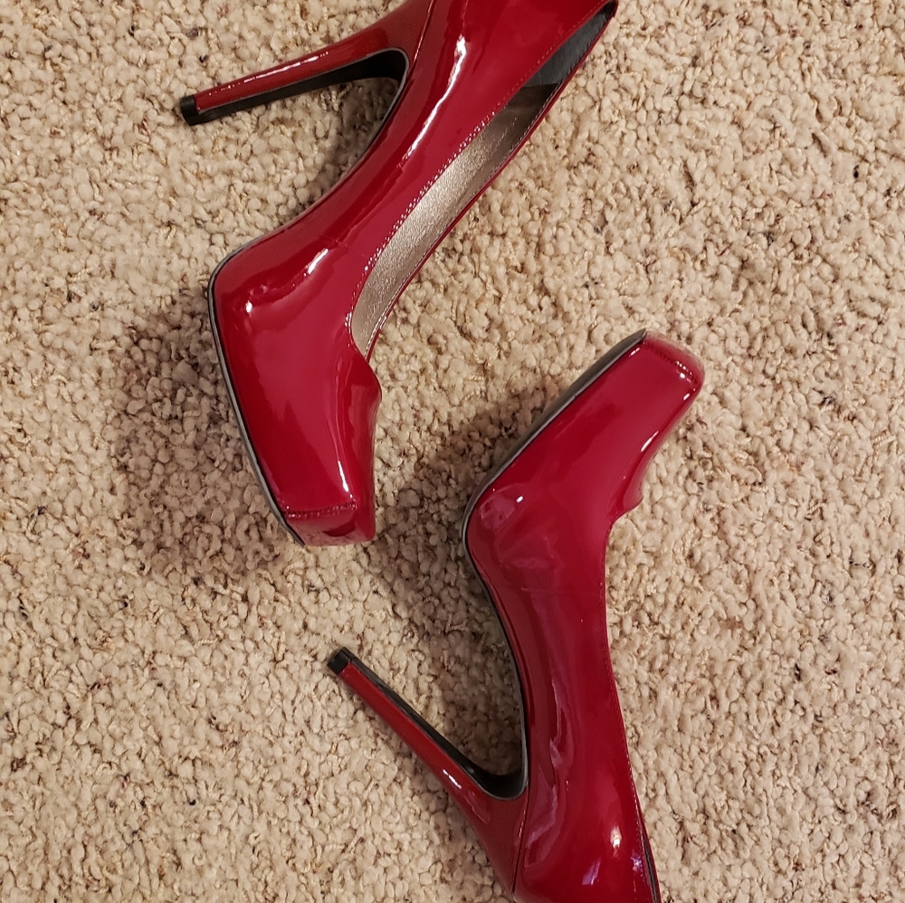 Size 7 Gianni Bini Red High Heals